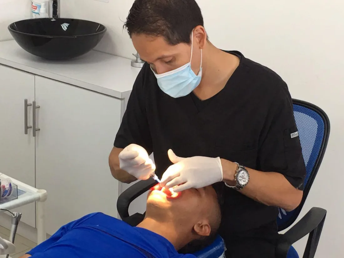 El Dr. Francisco Ponce atendiendo a un paciente