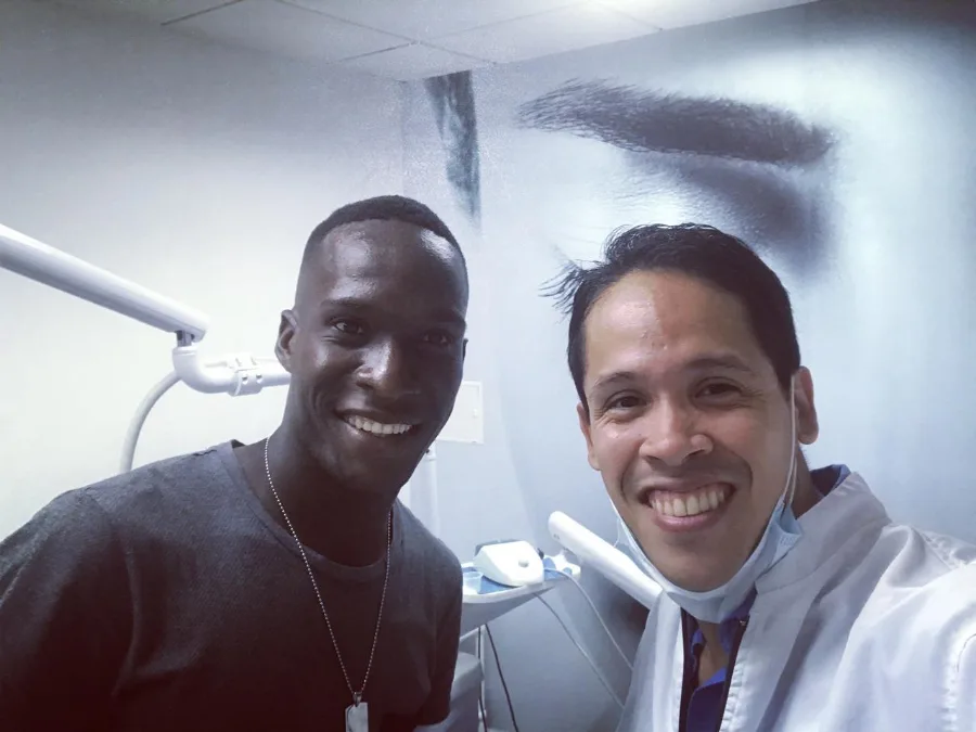 El Dr. Francisco Ponce con un paciente en Ponce Odontología