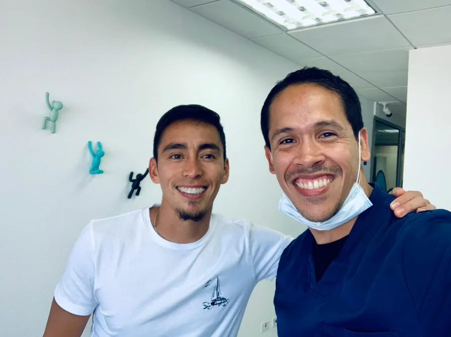 El Dr. Francisco Ponce con un paciente en Ponce Odontología